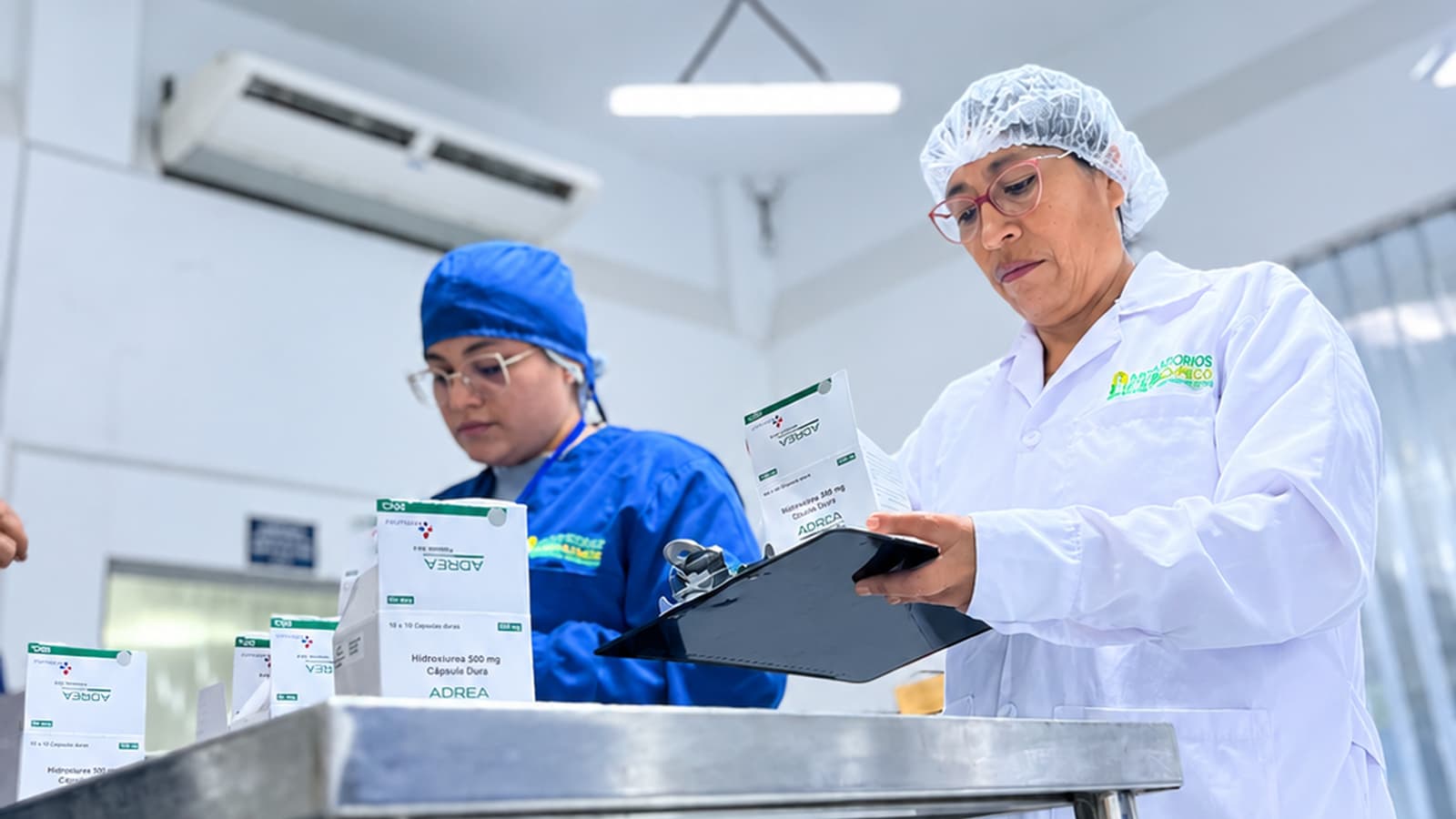 Aseguramiento de calidad verificando producto terminado