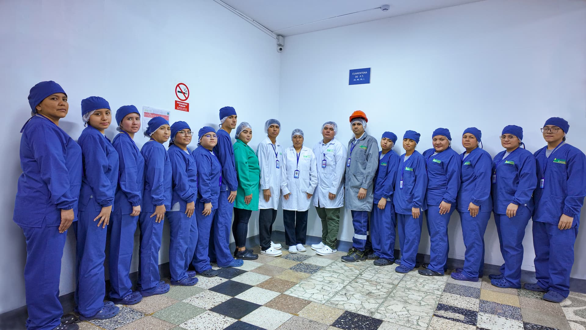 Equipo de producción de Laboratorios Pacheco en planta