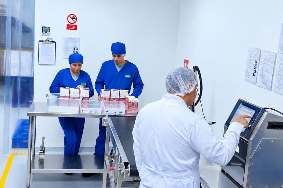 Equipo de rotulado inkjet en operación